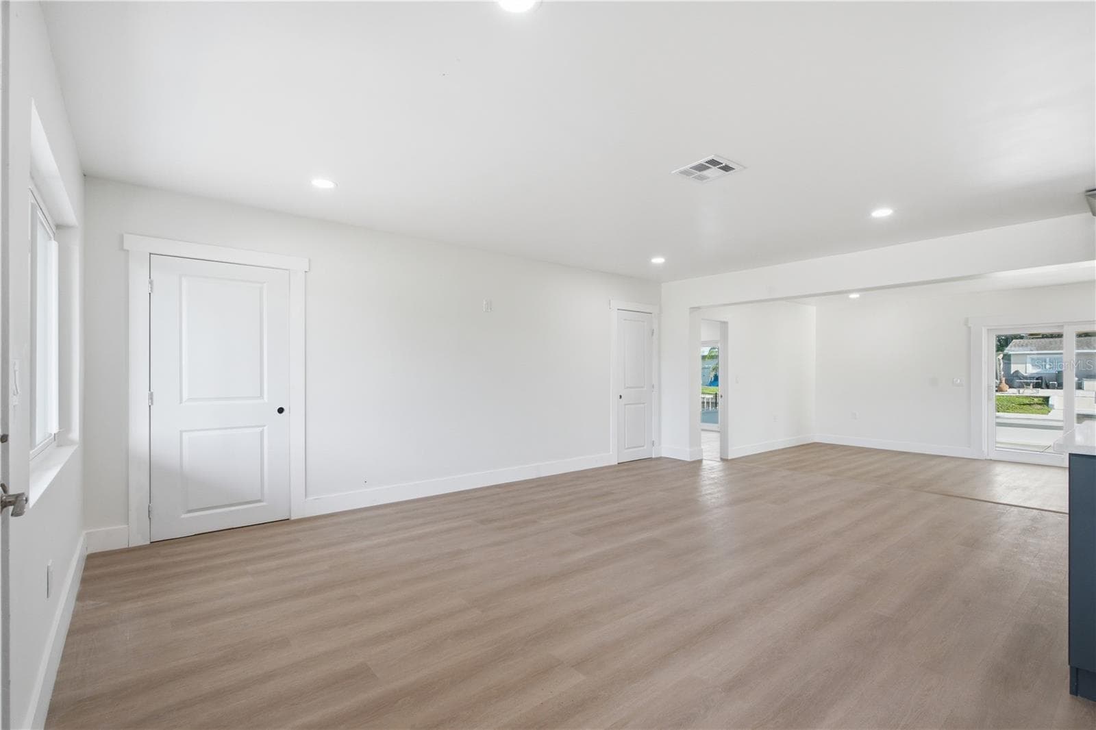LIVING ROOM - 9460 TREASURE LN NE, ST PETERSBURG