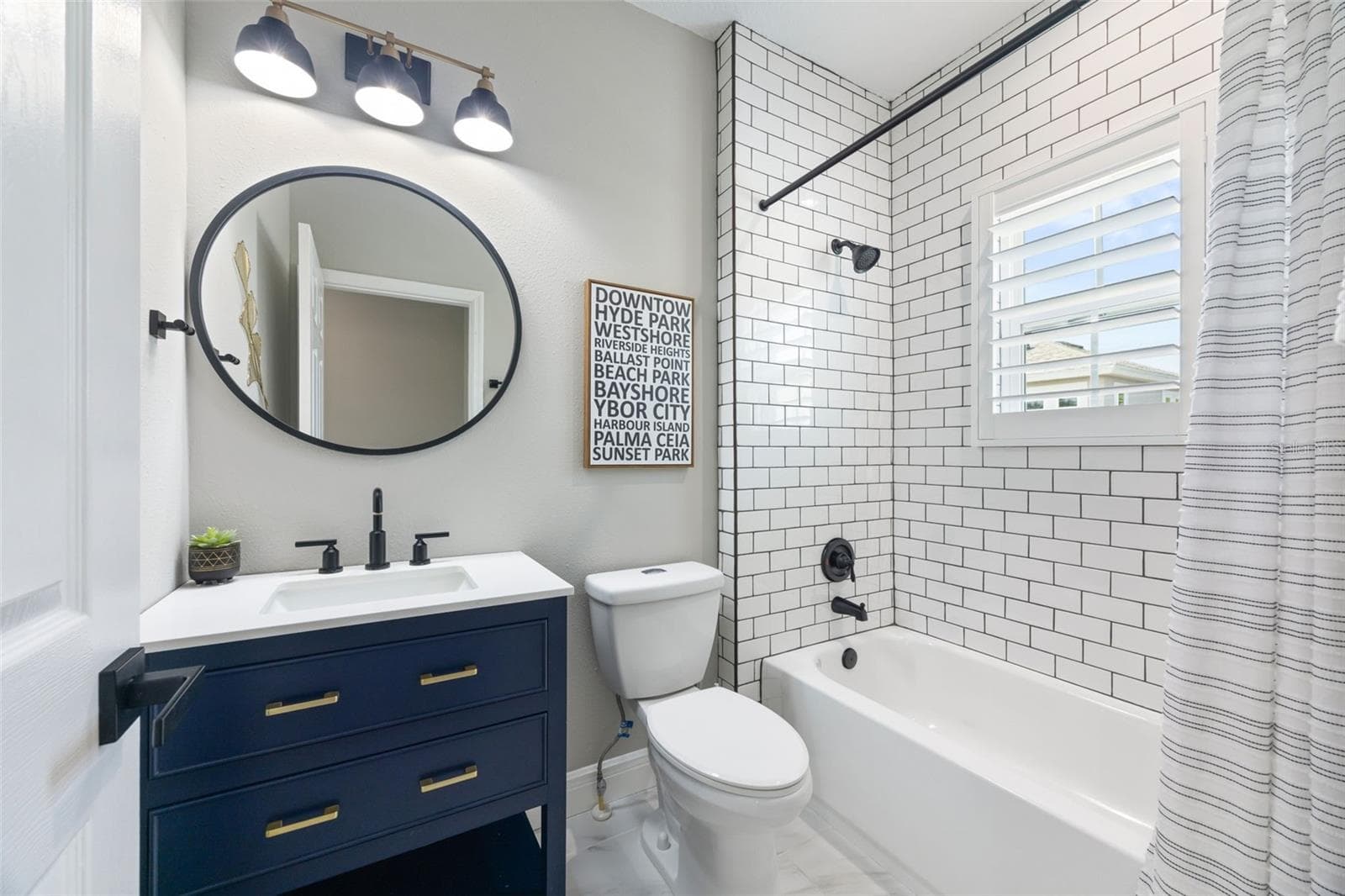 Carriage House Bathroom - 510 WINTERSIDE DR, APOLLO BEACH