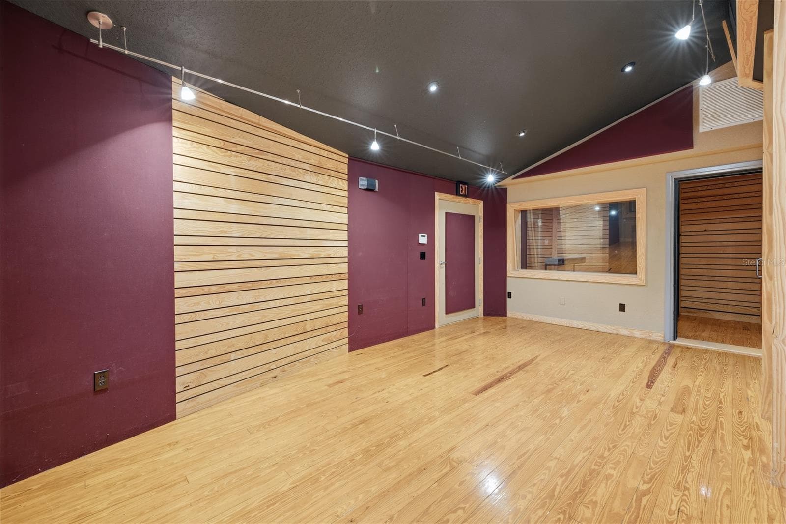 Live Room - 2250 N VOLUSIA AVE, ORANGE CITY