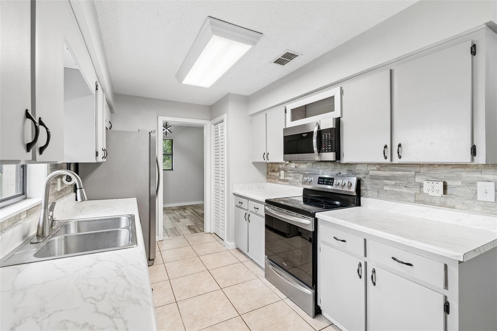 Single Family Residence at 336 CORBETT RD, LITHIA, photo 10 of 47