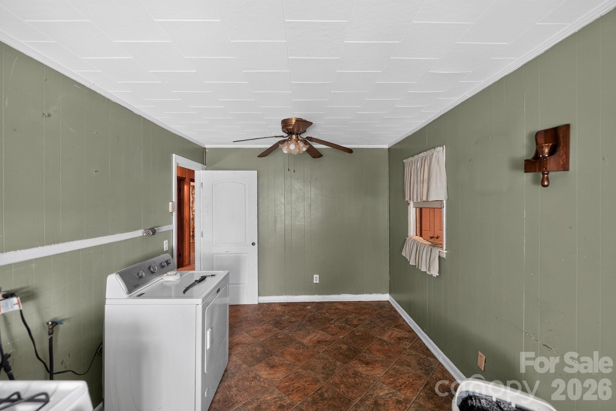 Single Family Residence at 2578 Simpson Road E, Burlington, photo 11 of 14