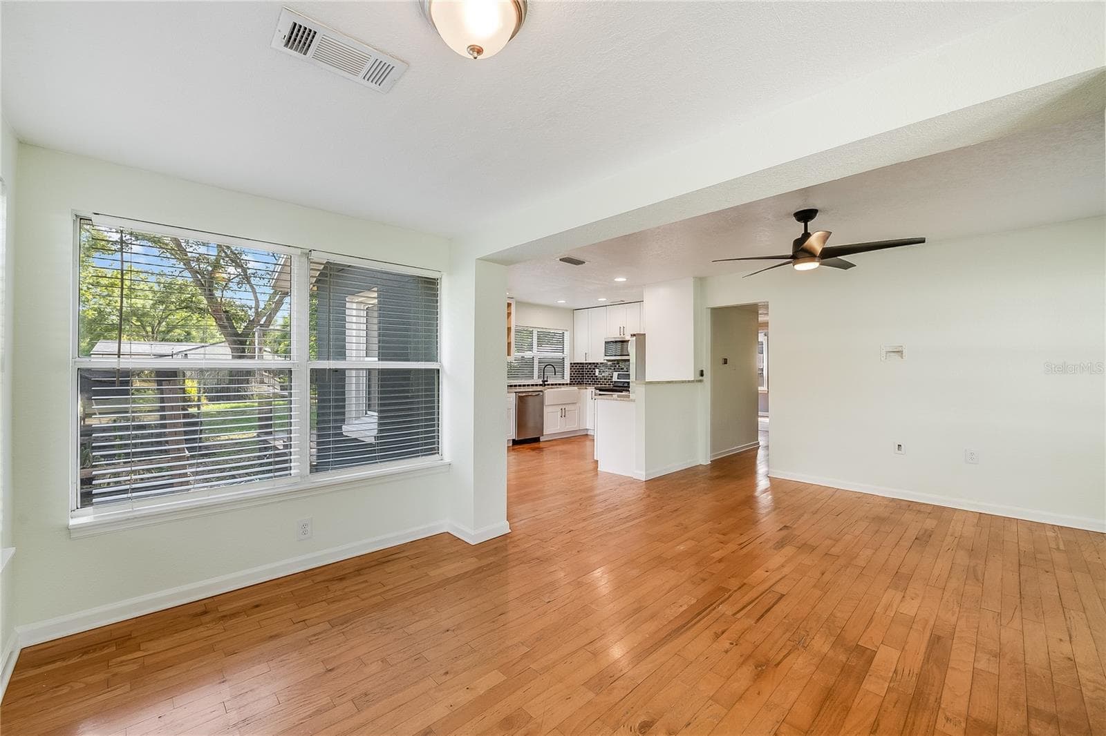Single Family Residence at 1010 W BERRY AVE, TAMPA, photo 6 of 41