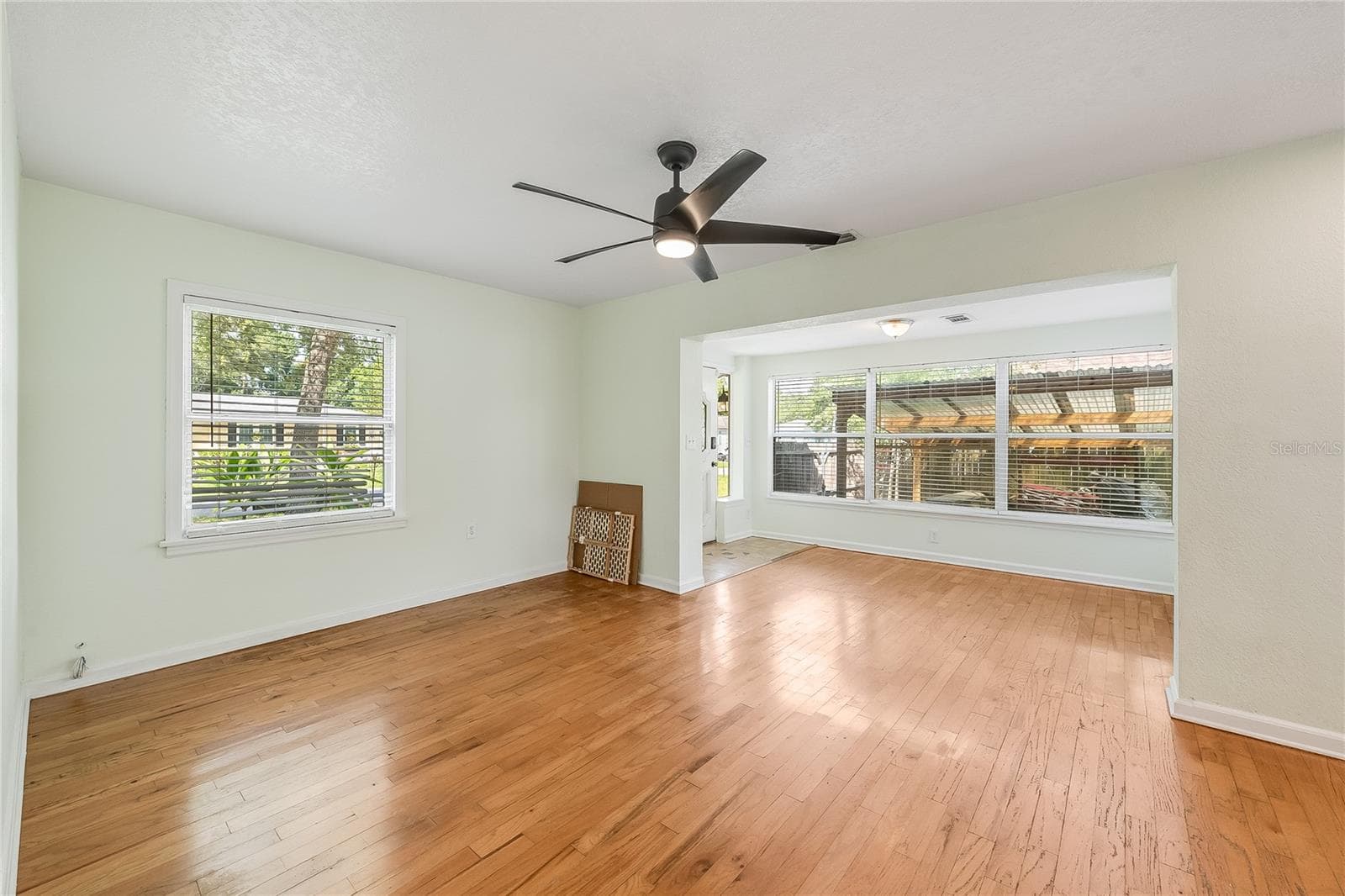 Single Family Residence at 1010 W BERRY AVE, TAMPA, photo 7 of 41