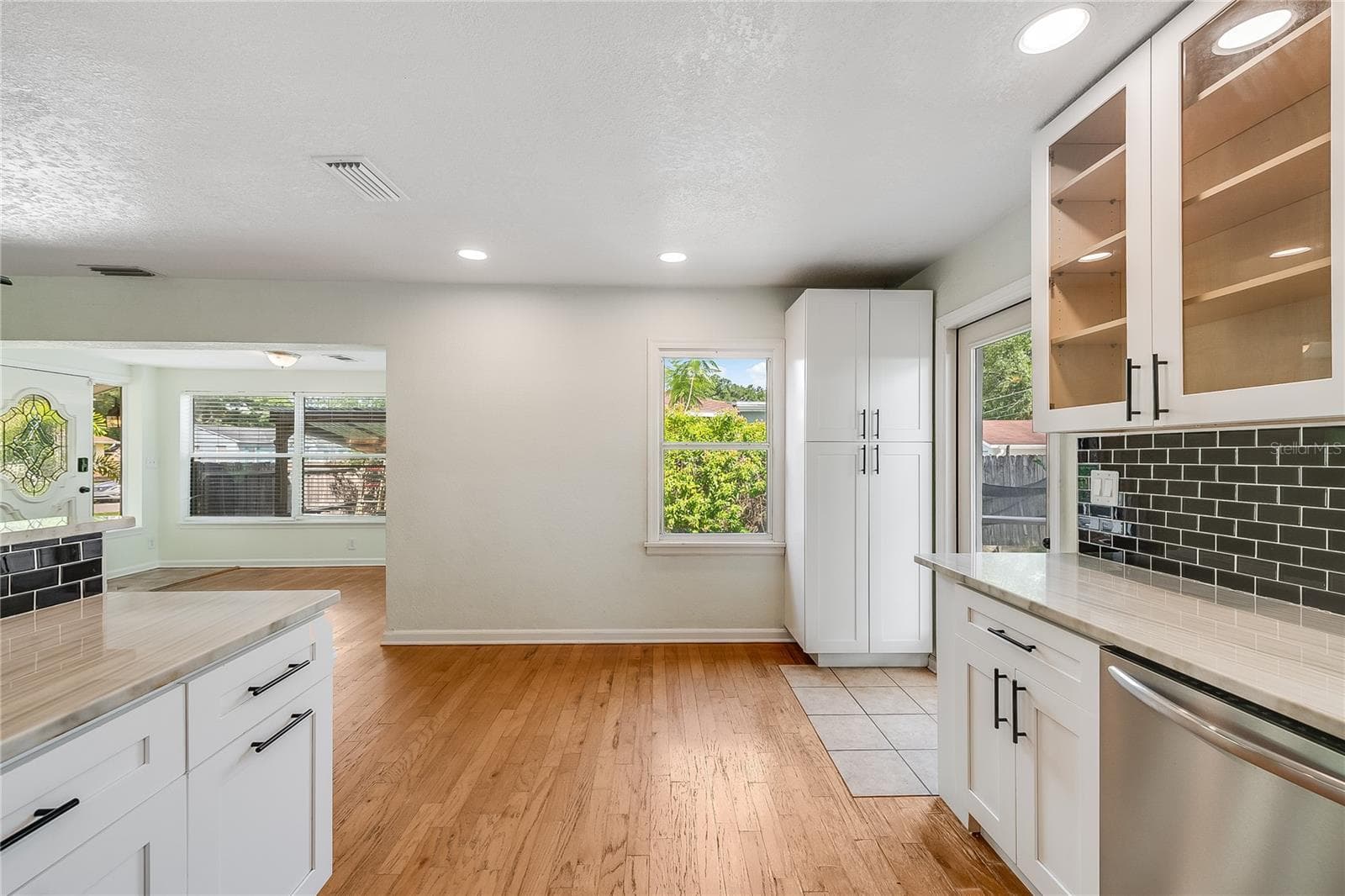 Single Family Residence at 1010 W BERRY AVE, TAMPA, photo 11 of 41