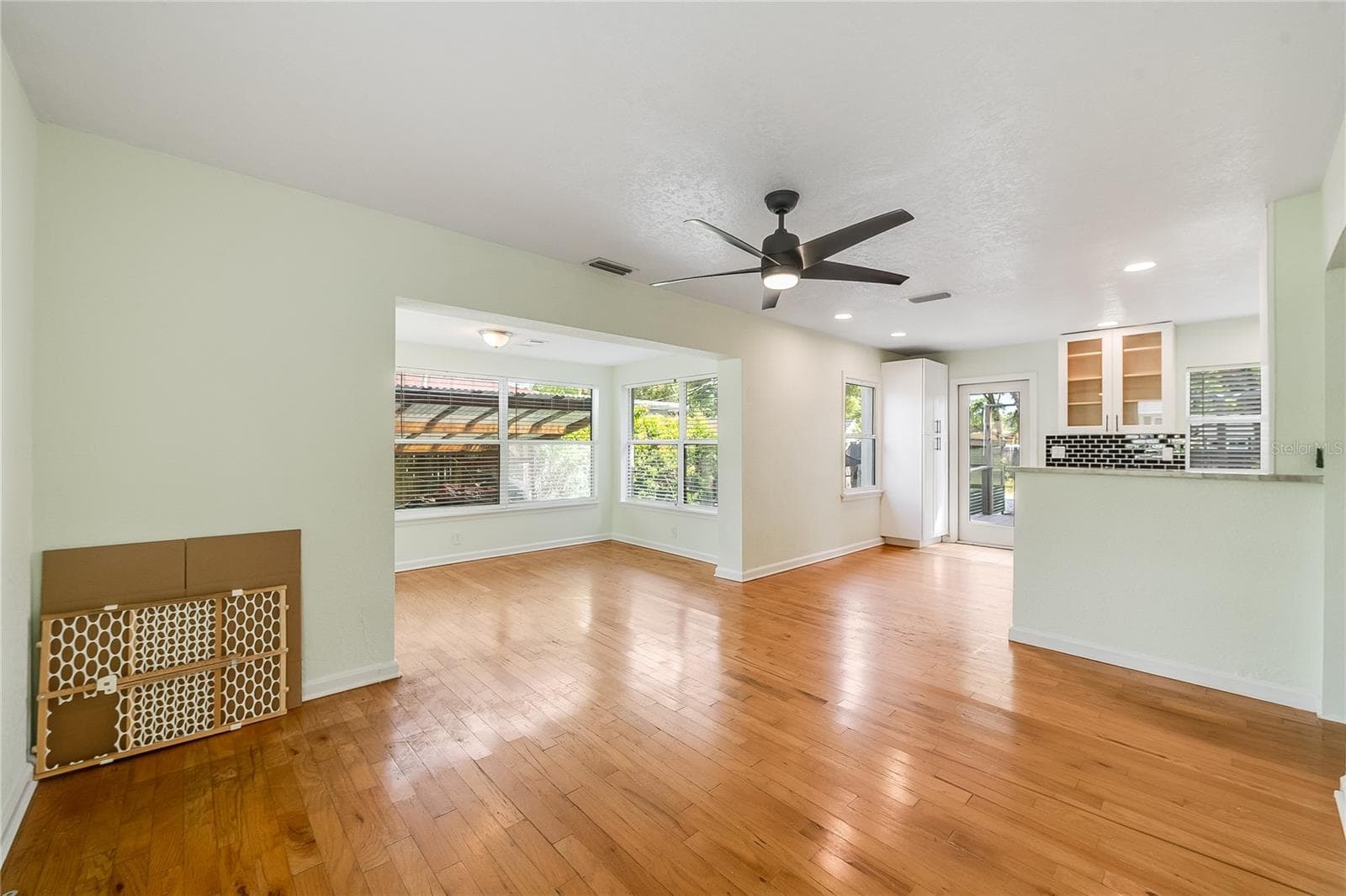 Single Family Residence at 1010 W BERRY AVE, TAMPA, photo 12 of 41