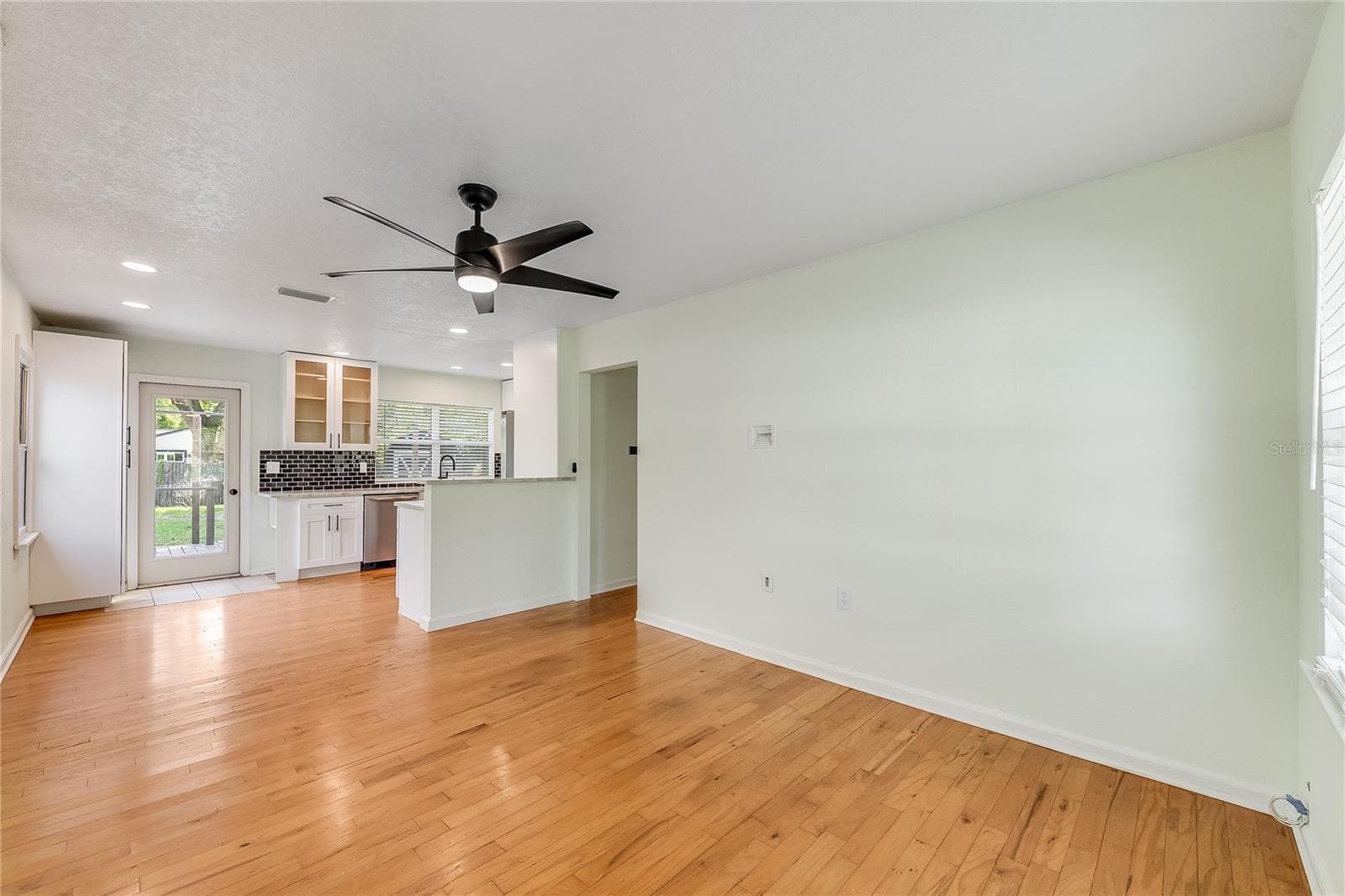 Single Family Residence at 1010 W BERRY AVE, TAMPA, photo 14 of 41