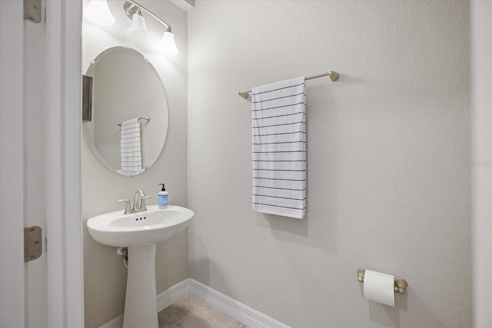 GUEST BATH (4.5)ON MAIN FLOOR - 12120 GANNETT PL, LAKEWOOD RANCH