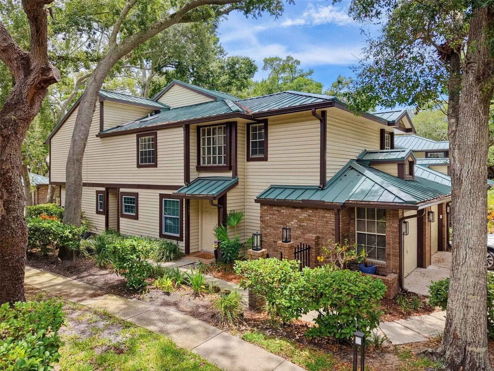 Wake up, grab your bike or walking shoes, enjoy the Pinellas Trail, then spend the afternoon on some of Florida's most beautiful beaches—all just minutes from home. - 1491 MAHOGANY LN #1491, PALM HARBOR