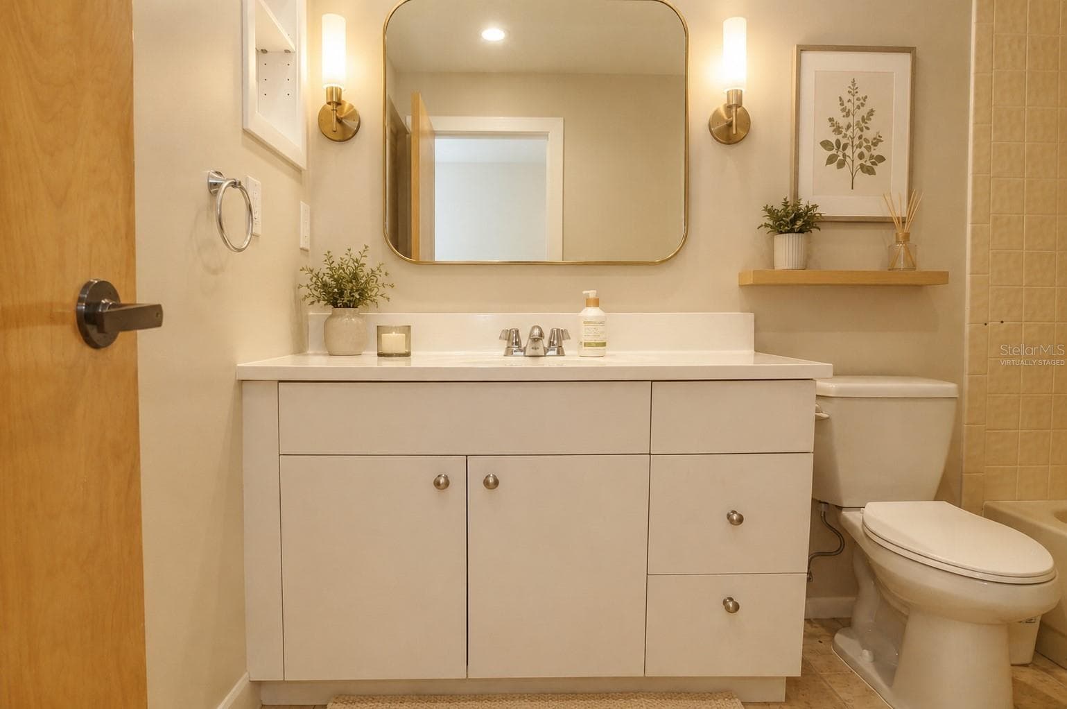 Virtually staged 2nd bath - 5565 SALEM SQUARE DR N, PALM HARBOR