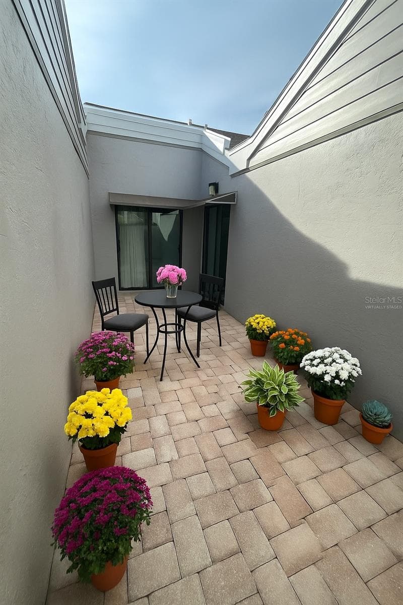 Virtually staged courtyard - 5565 SALEM SQUARE DR N, PALM HARBOR