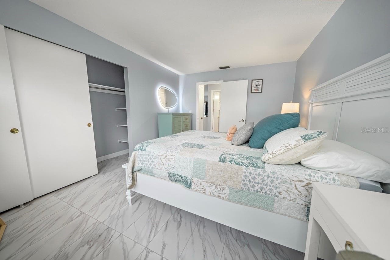 LARGE PRIMARY BEDROOM, CLEAR OF GARDEN& POND - 8235 BURGUNDY DR N #3, PINELLAS PARK