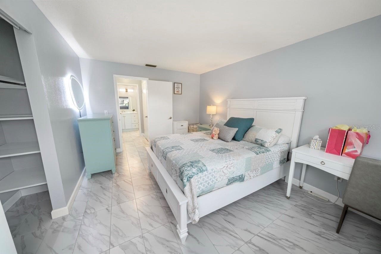LARGE PRIMARY BEDROOM, CLEAR OF GARDEN& POND - 8235 BURGUNDY DR N #3, PINELLAS PARK