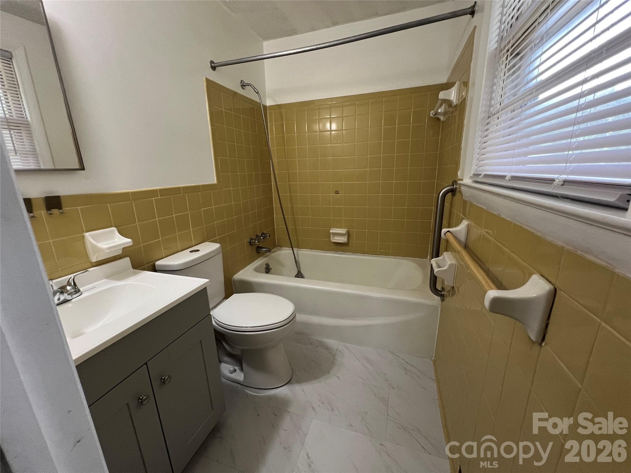 Master bath - 649 Pine Street Extension, Forest City