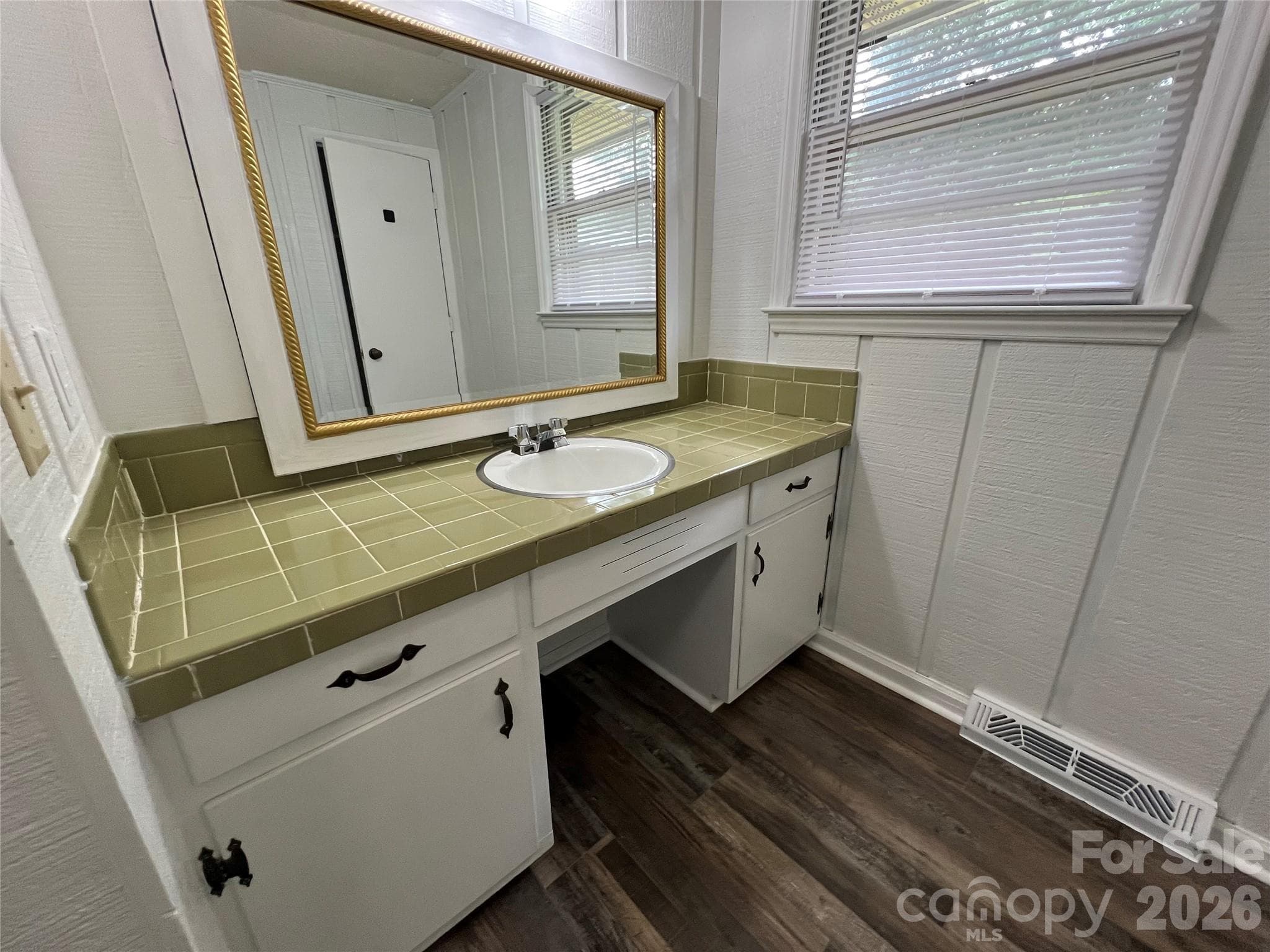 Hall full bath - 649 Pine Street Extension, Forest City