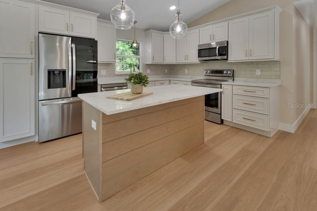 Island seating - 1530 DEERMOSS LN, DELAND