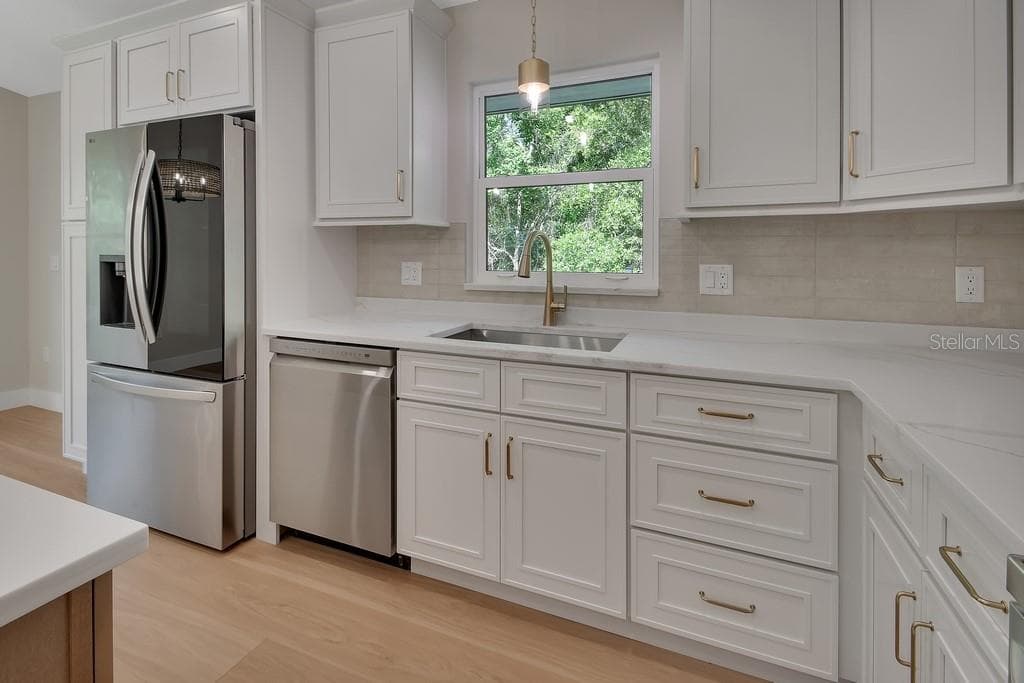 Solid wood cabinetry. Soft close doors & drawers - 1530 DEERMOSS LN, DELAND