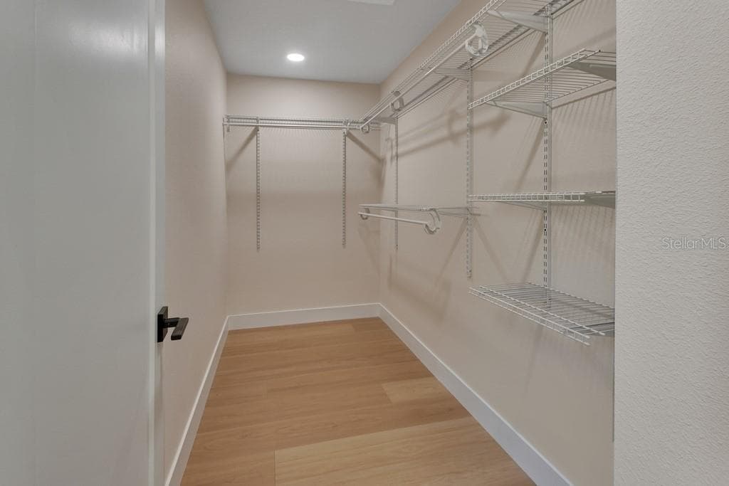 Generous Master closet - 1530 DEERMOSS LN, DELAND