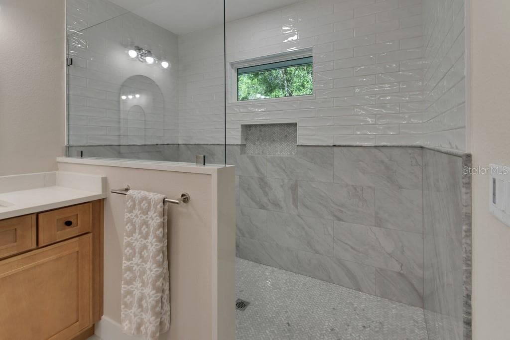Incredible walk in shower - 1530 DEERMOSS LN, DELAND