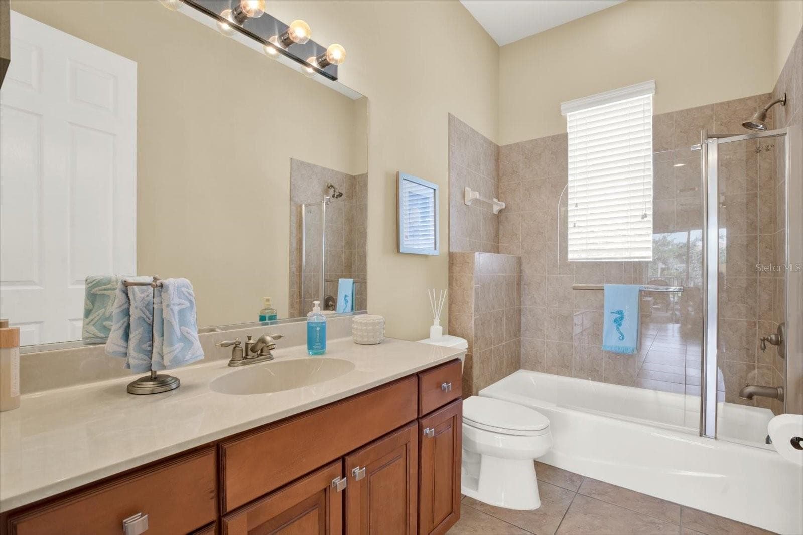 Main Level Bath - 1226 3RD STREET CIR E, PALMETTO