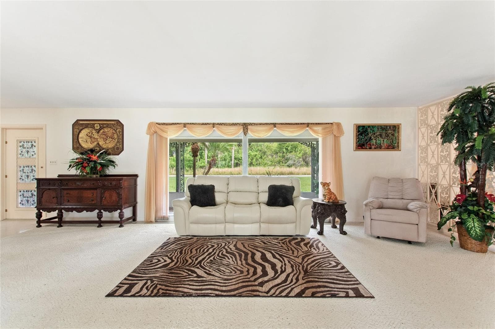 Very large formal living room! This home was built for entertaining! - 6197 AMARYLLIS DR, INDIAN LAKE ESTATES