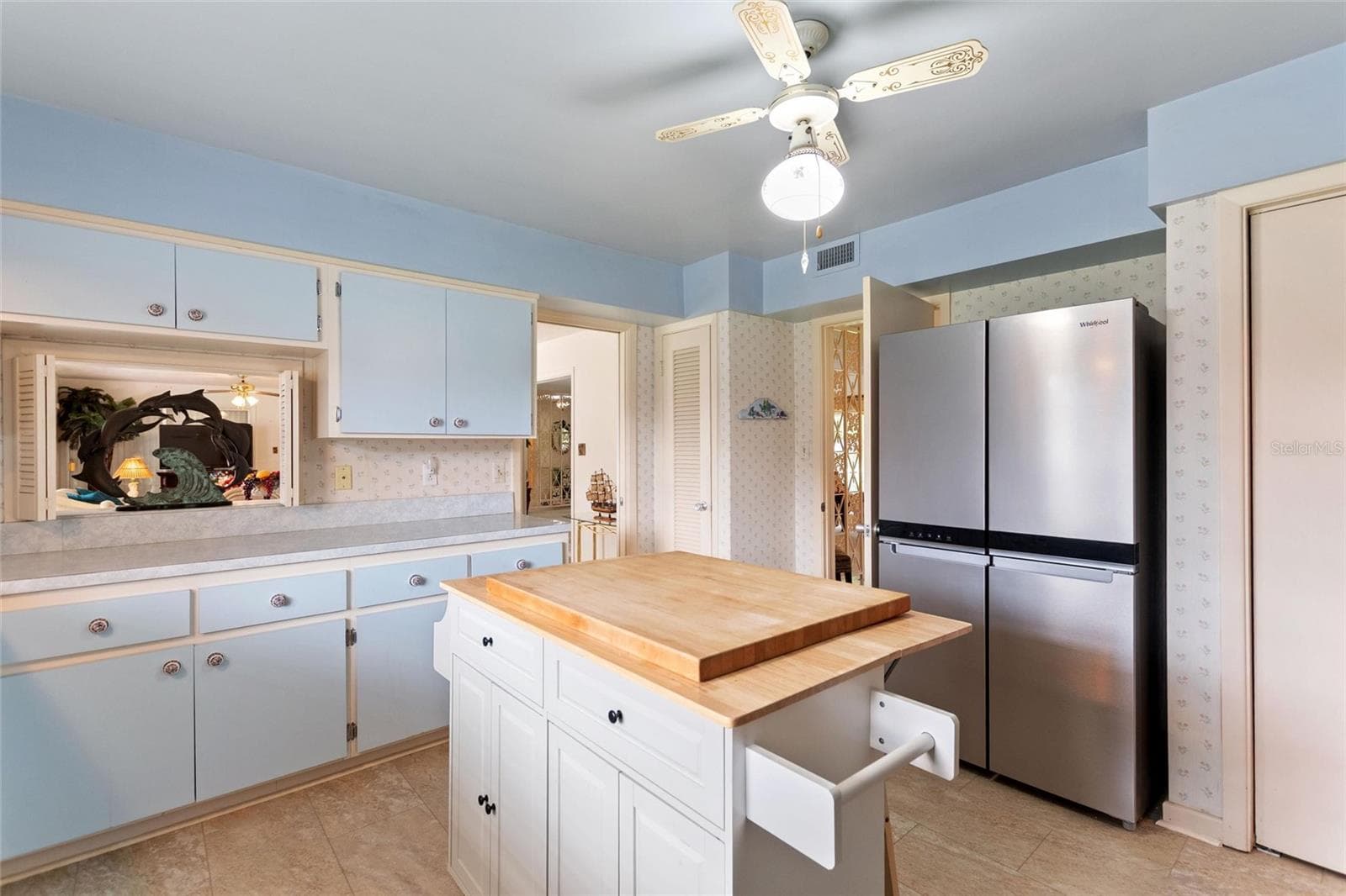 Reverse view of kitchen. Doorway to the back left leads into the informal areas - 6197 AMARYLLIS DR, INDIAN LAKE ESTATES
