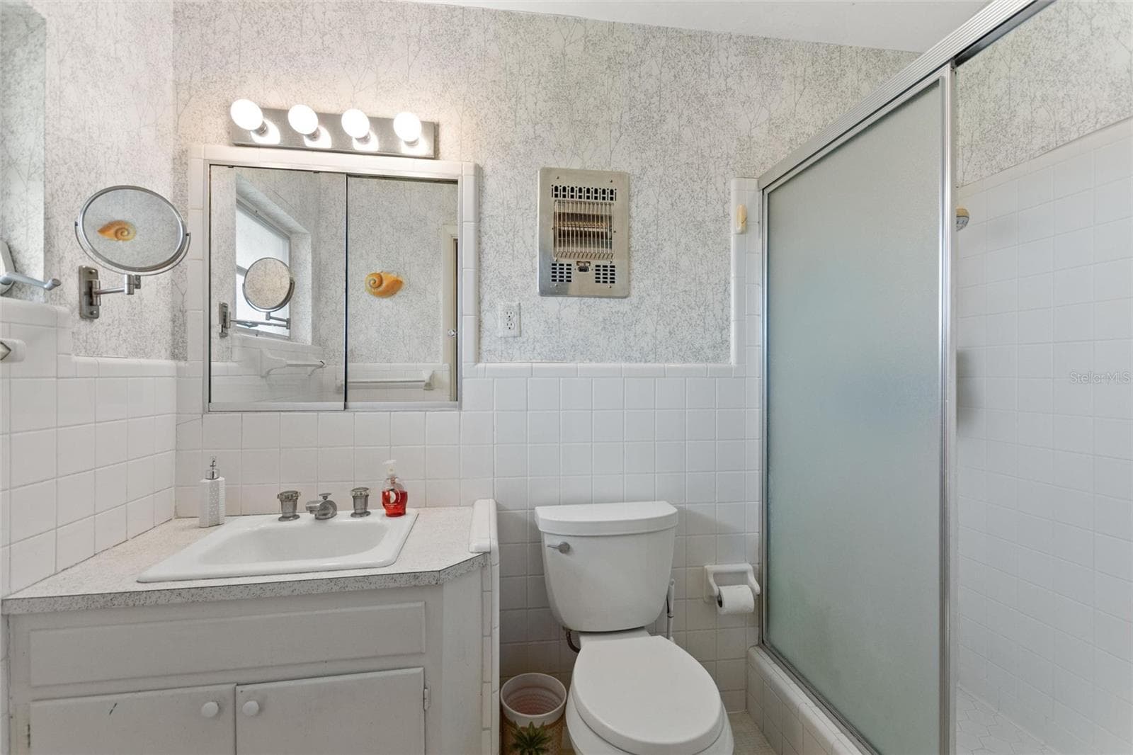 Master bedroom ensuite. - 6197 AMARYLLIS DR, INDIAN LAKE ESTATES