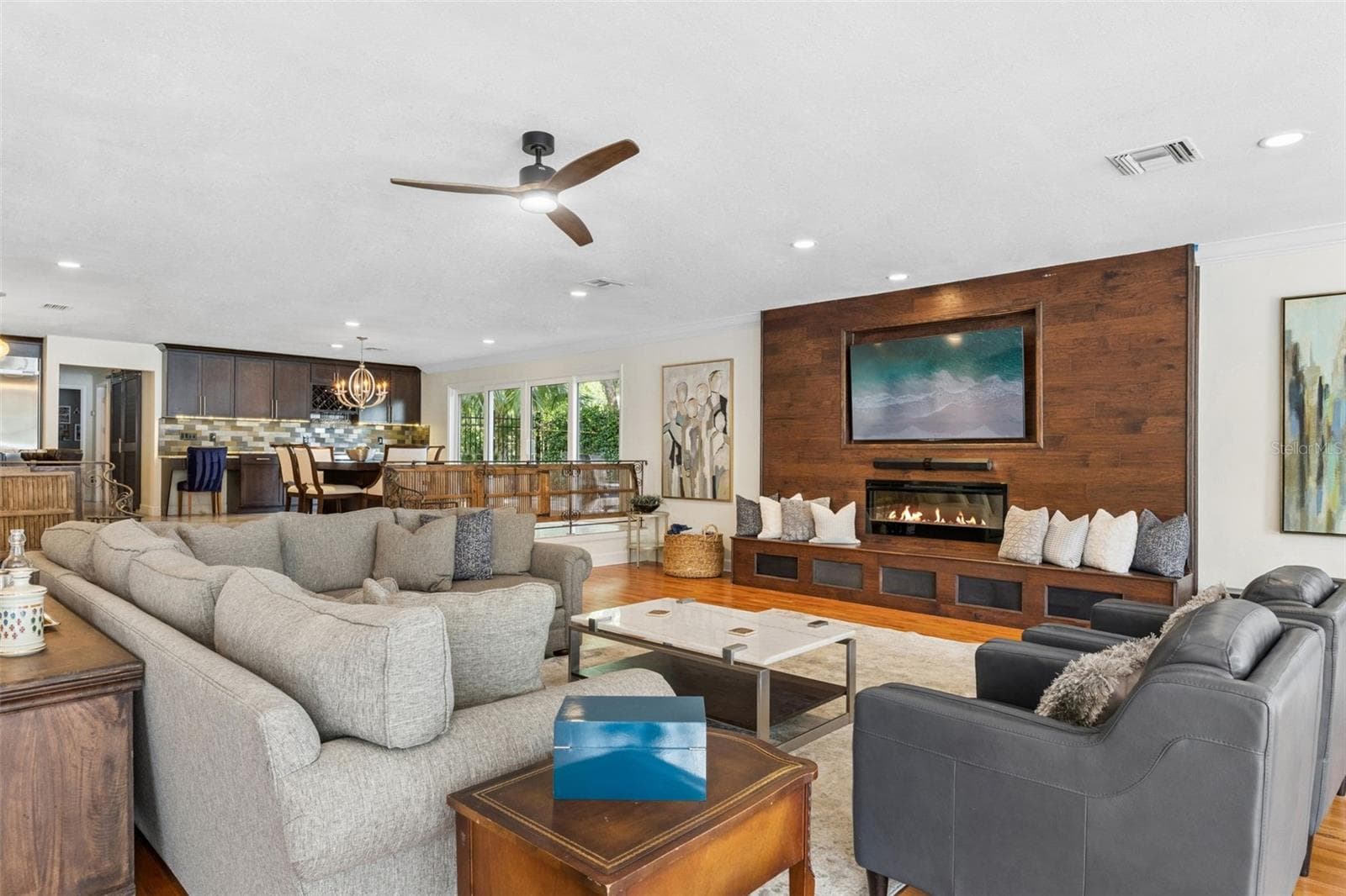 Cozy Fireplace to enjoy catching up with friends - 1629 HEMPEL AVE, WINDERMERE