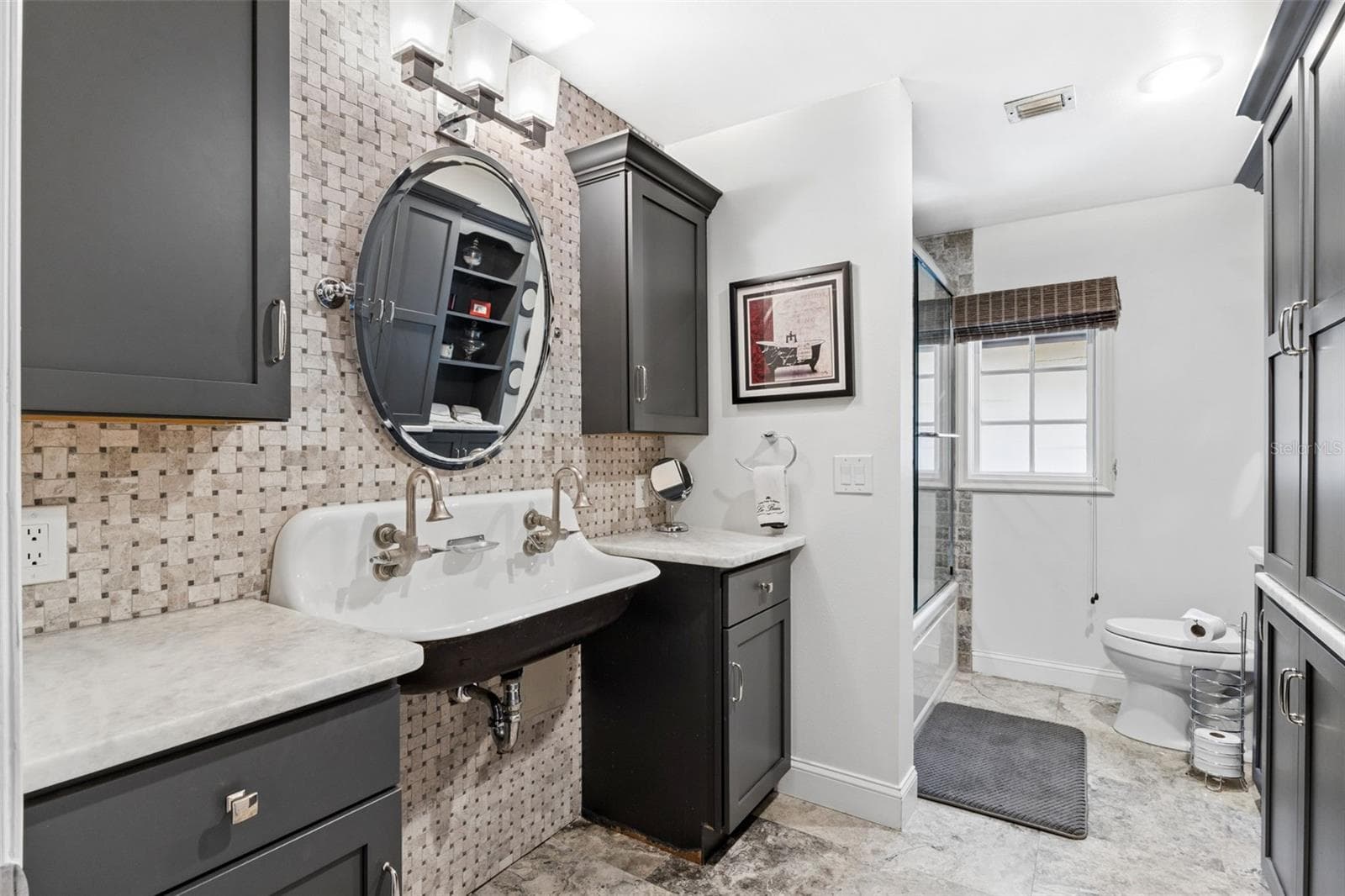Bathroom # 2 in the Main House. Shower/Bath Combo has Jacuzzi jets to soak away your aches - 1629 HEMPEL AVE, WINDERMERE