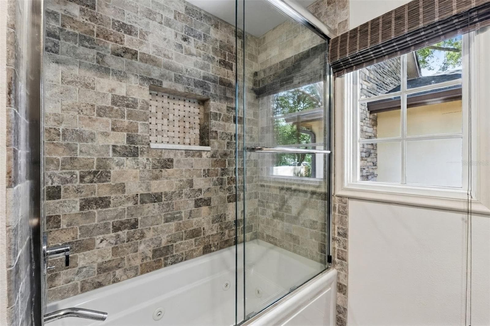 Bathroom #2 with Jacuzzi Jet Tub - 1629 HEMPEL AVE, WINDERMERE