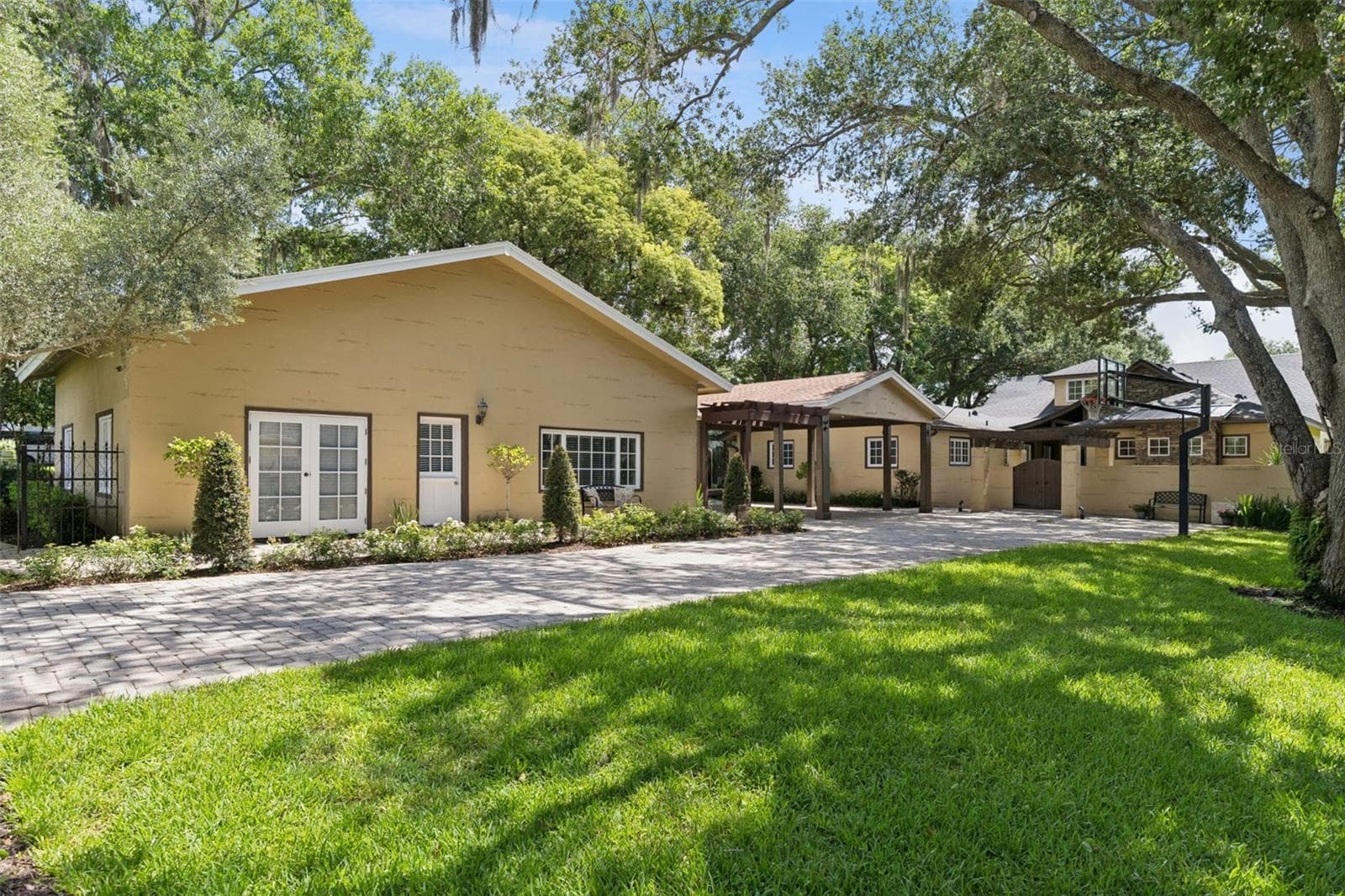 Guest house, Porte Cochere and Main Home. Long paver driveway - 1629 HEMPEL AVE, WINDERMERE