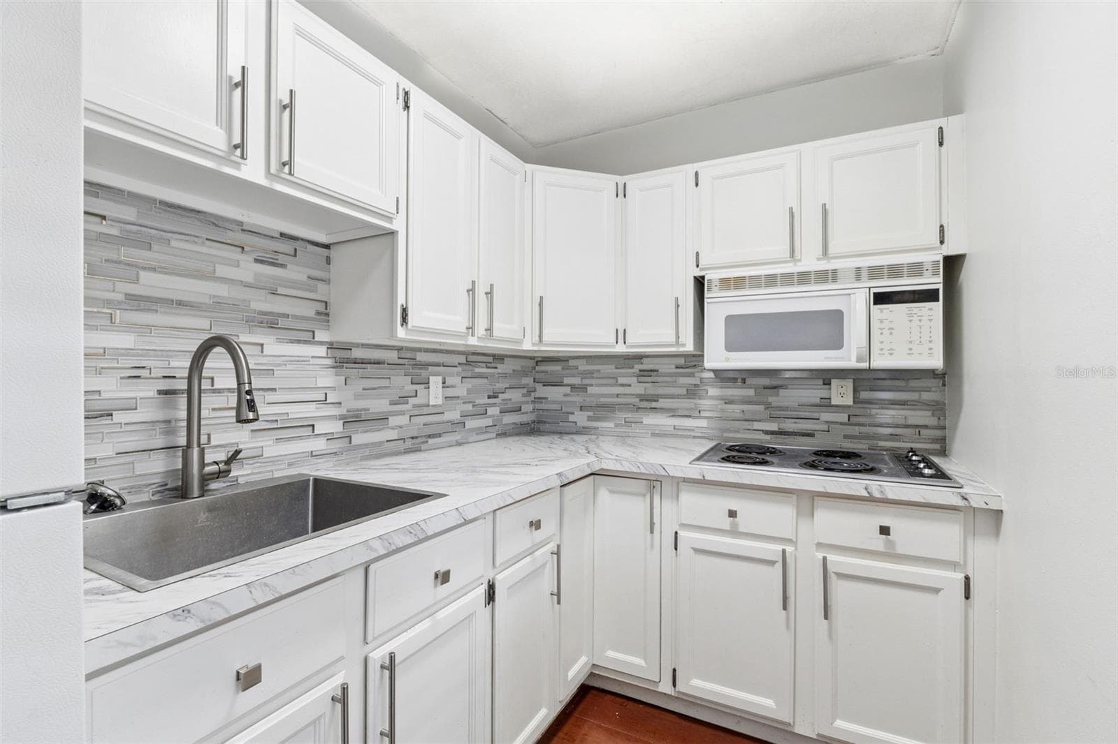 Guest House Kitchen - 1629 HEMPEL AVE, WINDERMERE