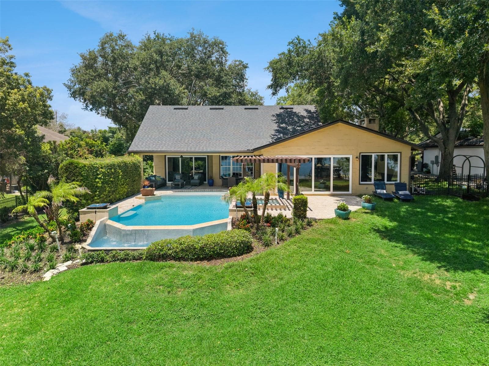 Focus on the 1st half of the back yard - 1629 HEMPEL AVE, WINDERMERE