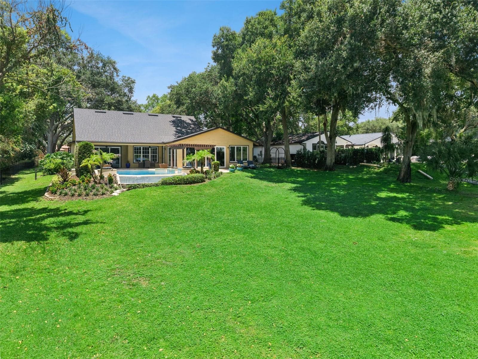 Big back yard great for running around in your bare feet - 1629 HEMPEL AVE, WINDERMERE