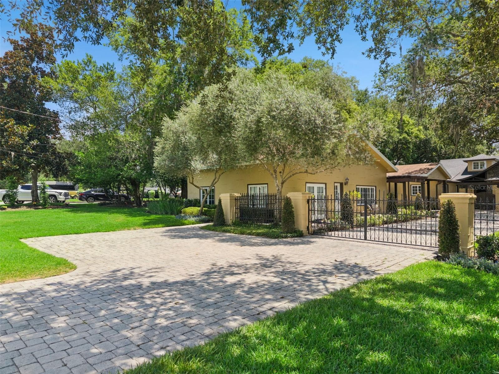Private Electronic Gate with additional parking spaces for guests - 1629 HEMPEL AVE, WINDERMERE