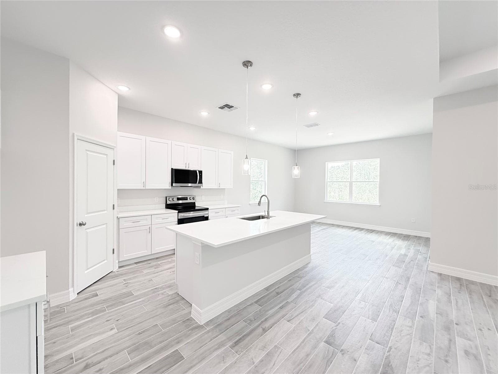 Kitchen & Dining view - 30280 W BLUEBELL AVE, EUSTIS