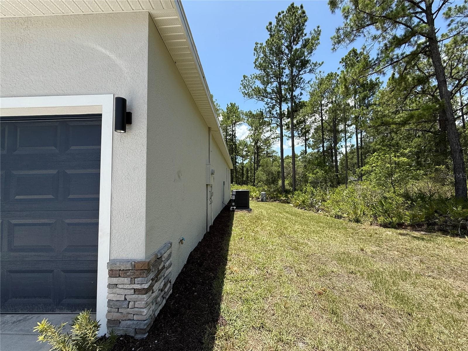 Right side of home - 30280 W BLUEBELL AVE, EUSTIS