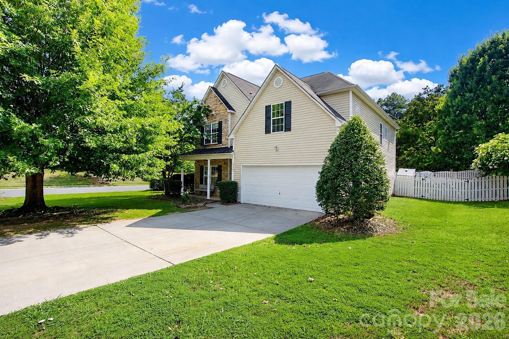 Single Family Residence at 2001 Choke Berry Way, Waxhaw, photo 2 of 44