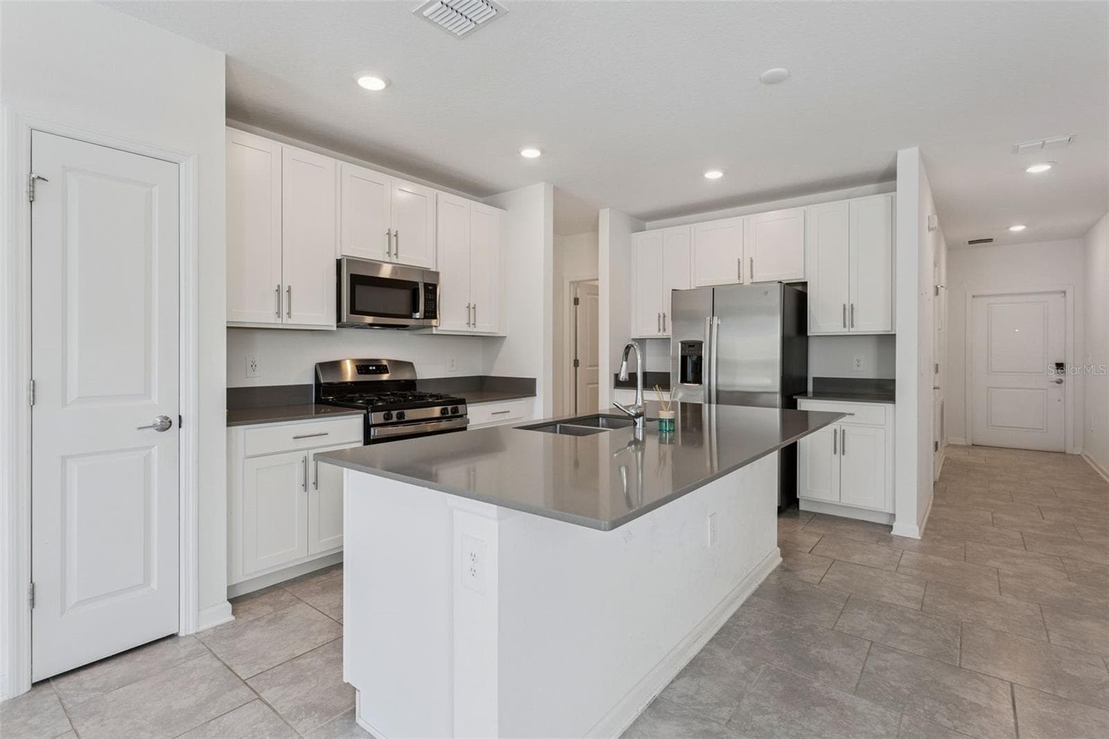 Single Family Residence at 26180 FEATHERGRASS CIR, LEESBURG, photo 13 of 33