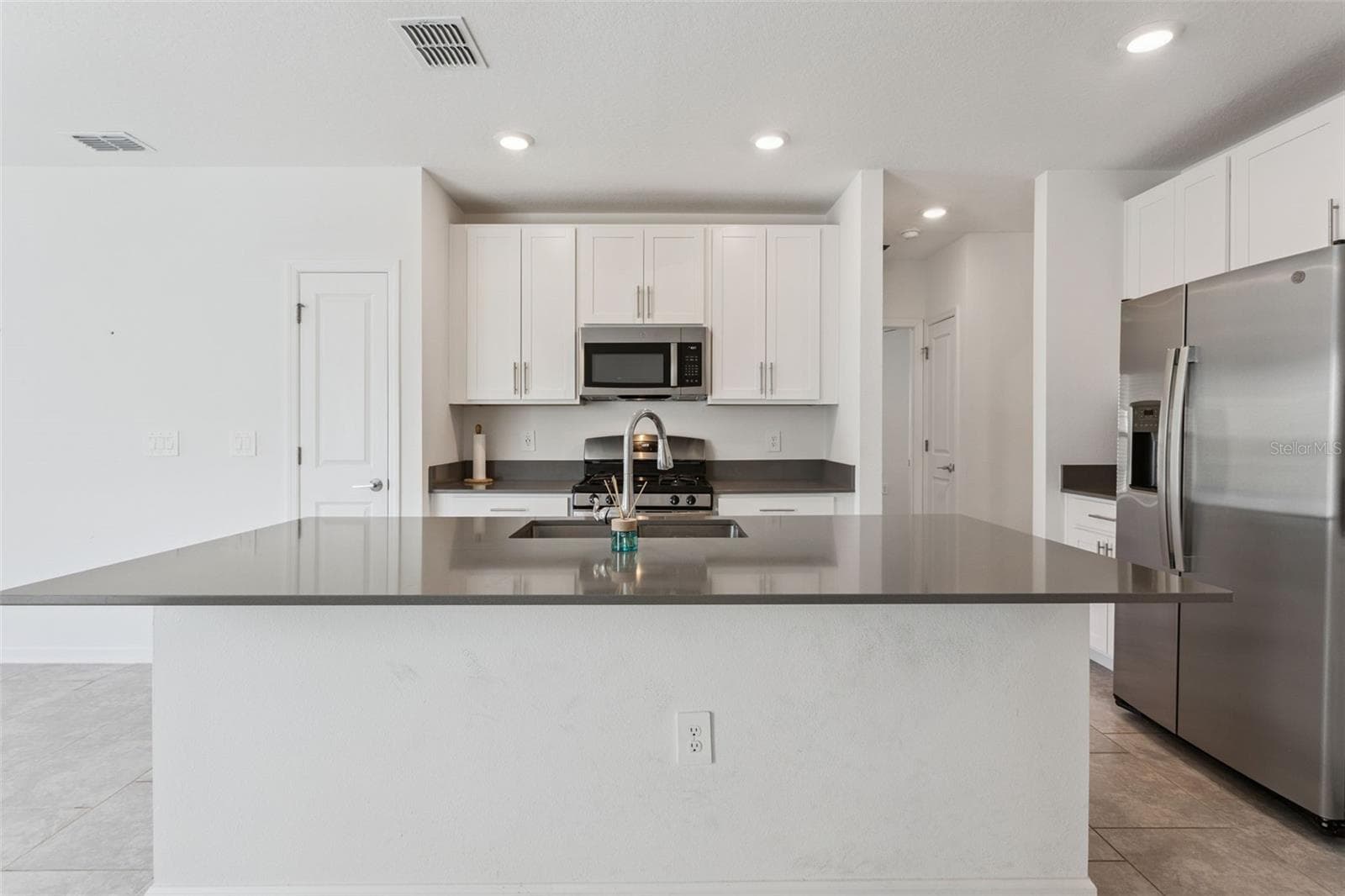Single Family Residence at 26180 FEATHERGRASS CIR, LEESBURG, photo 15 of 33