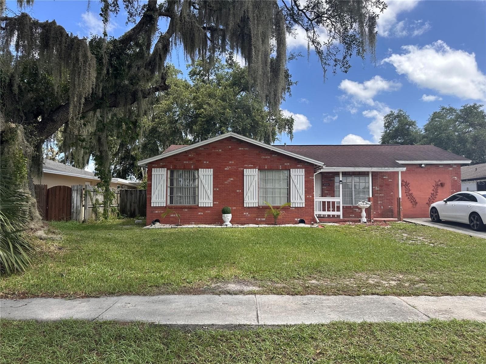 Single Family Residence at 8848 OAK CIR, TAMPA, photo 2 of 27