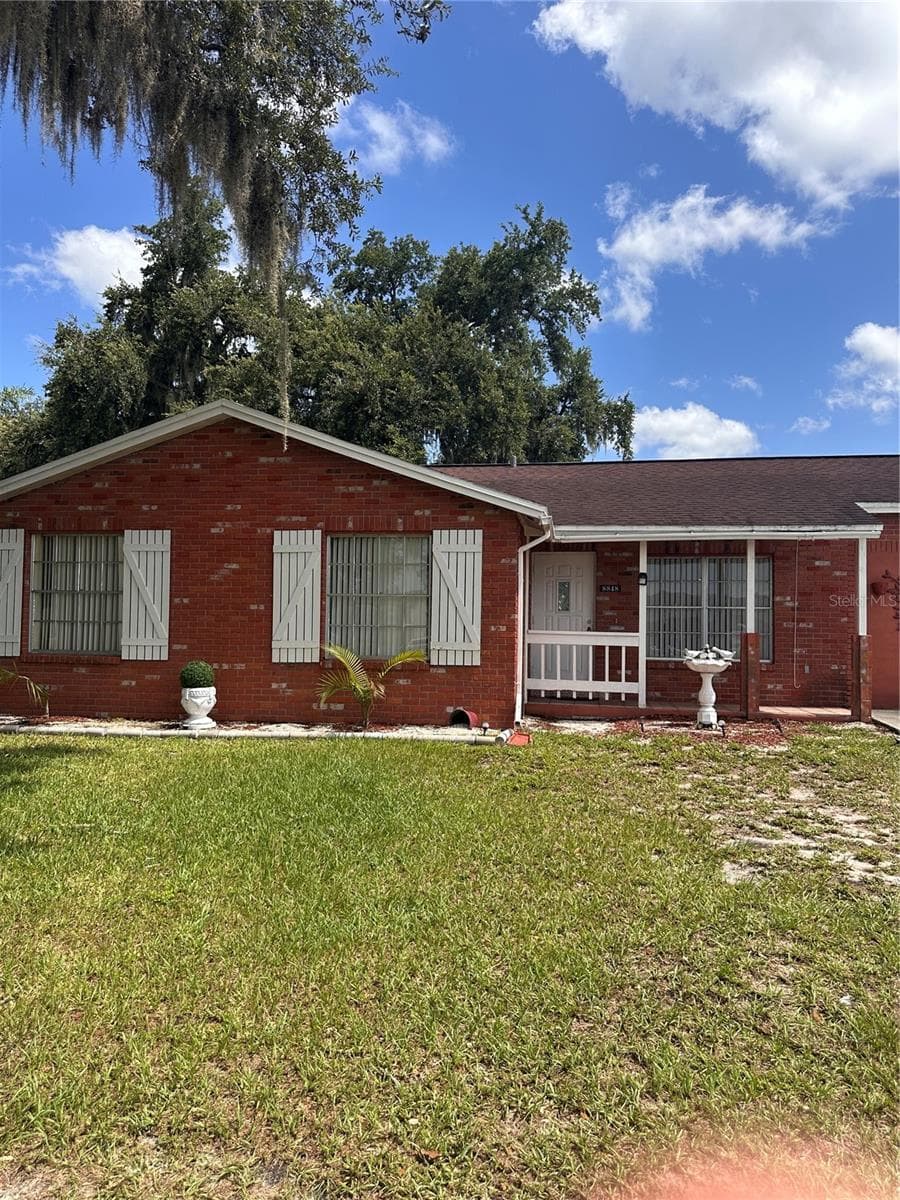 8848 OAK CIR