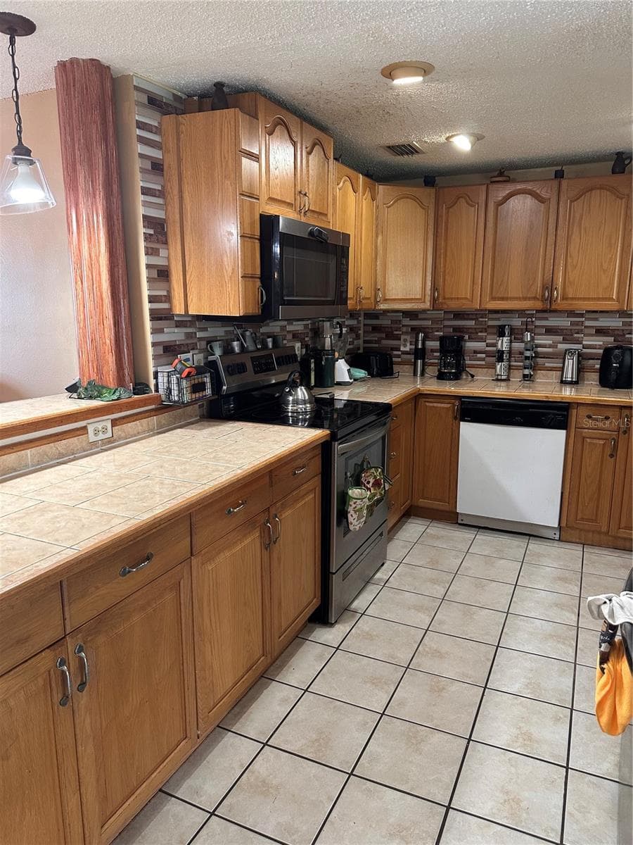 Single Family Residence at 8848 OAK CIR, TAMPA, photo 13 of 27