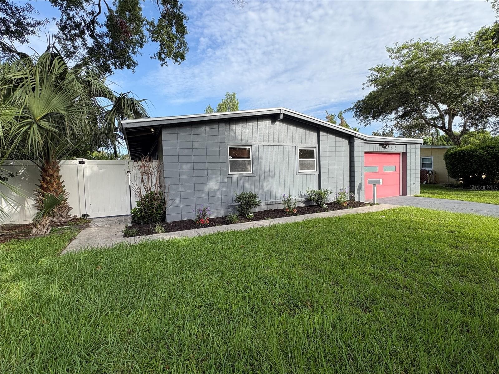 885 CARNATION DR