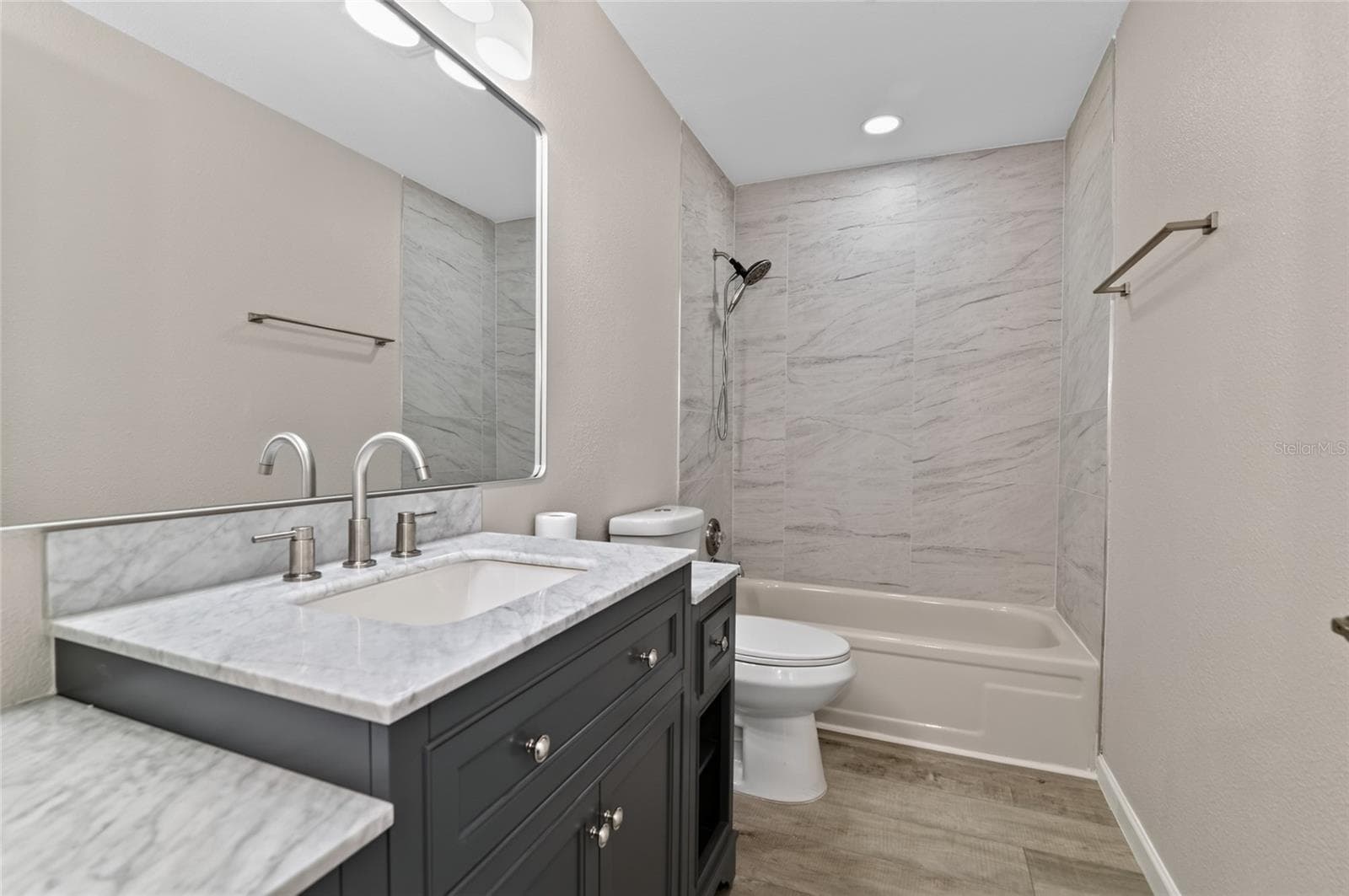 Guest Bath - 3179 FOXWOOD DR, APOPKA