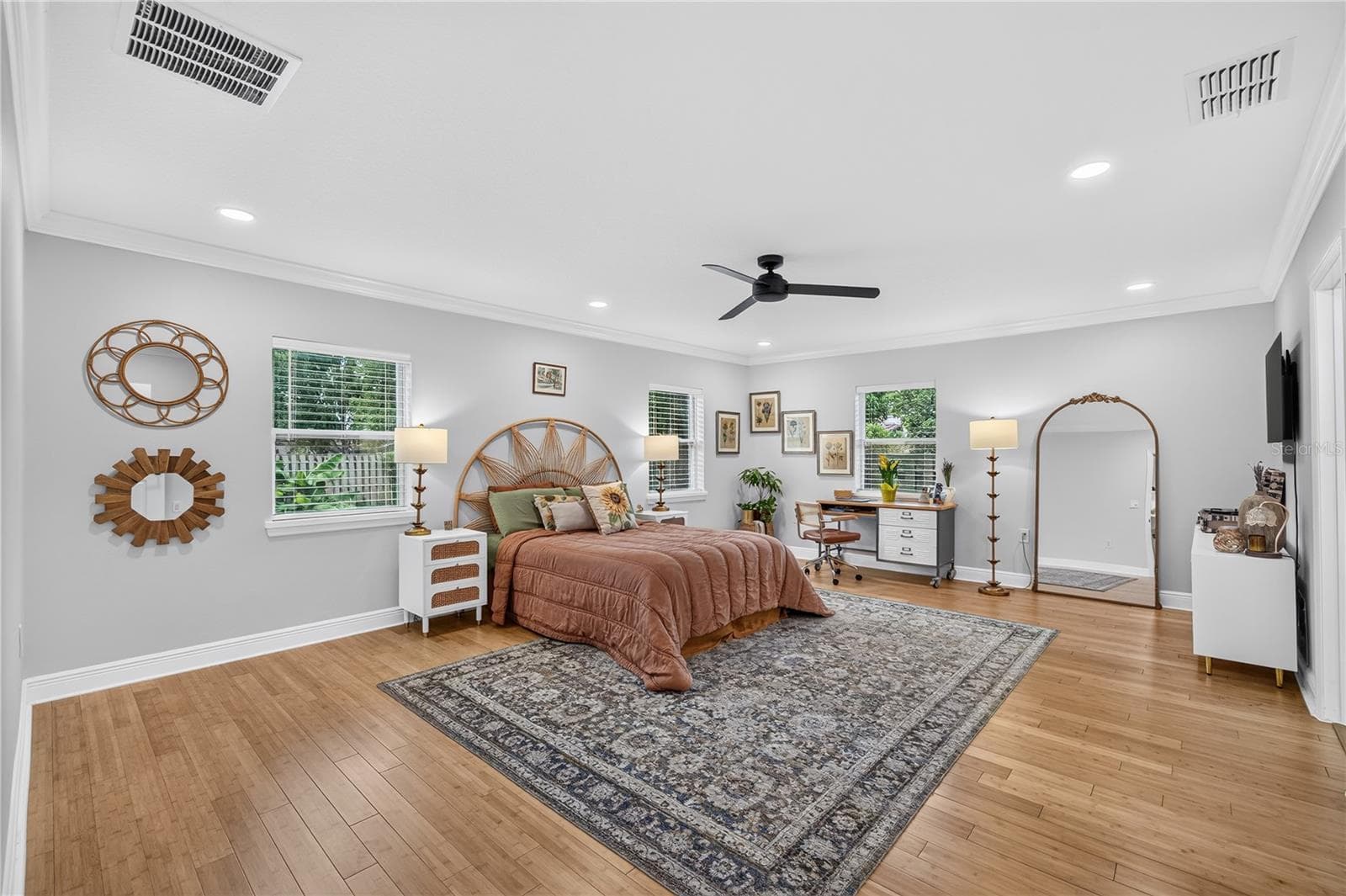 huge primary bedroom with tons of natural light - 2028 ILLINOIS ST, ORLANDO