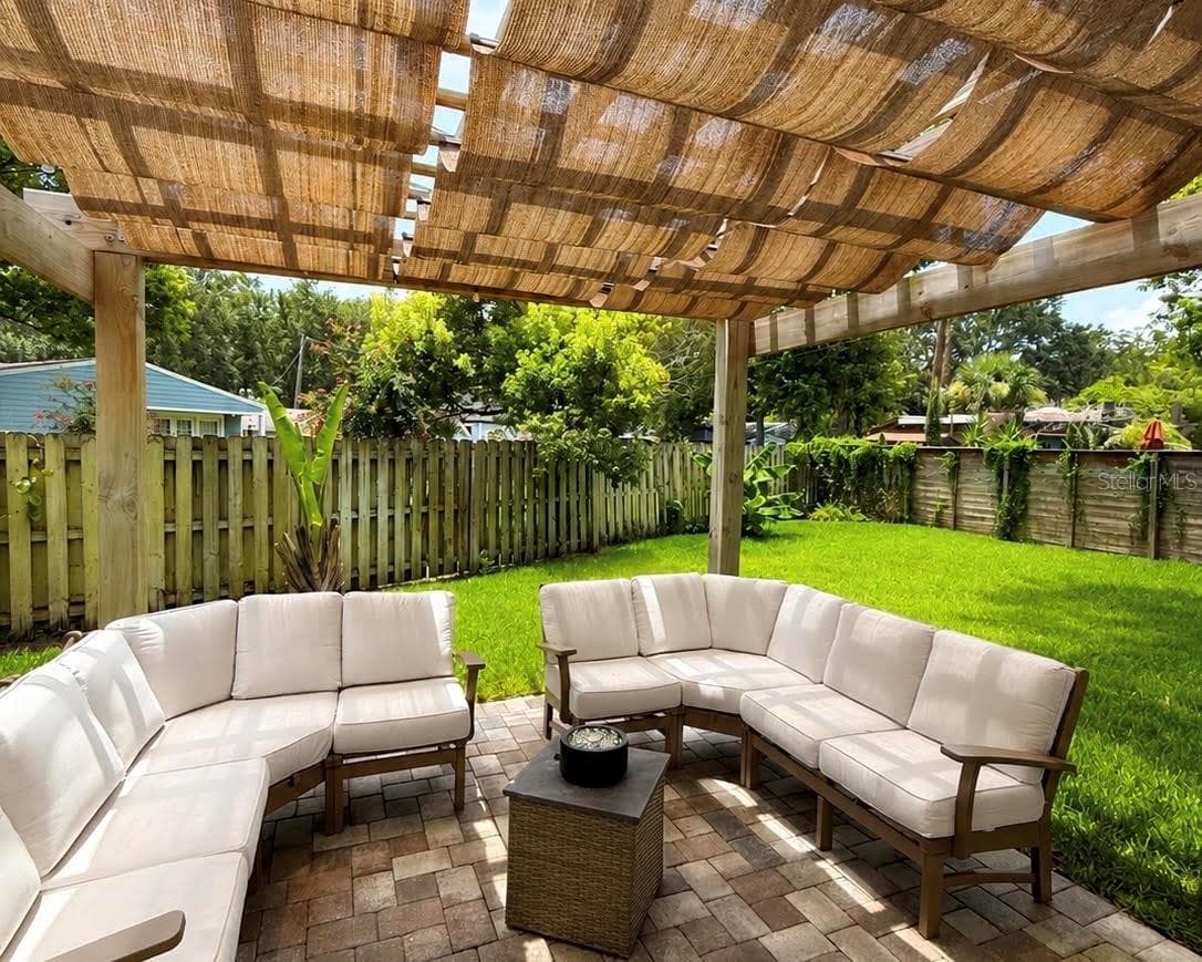 patio with sun shades - 2028 ILLINOIS ST, ORLANDO