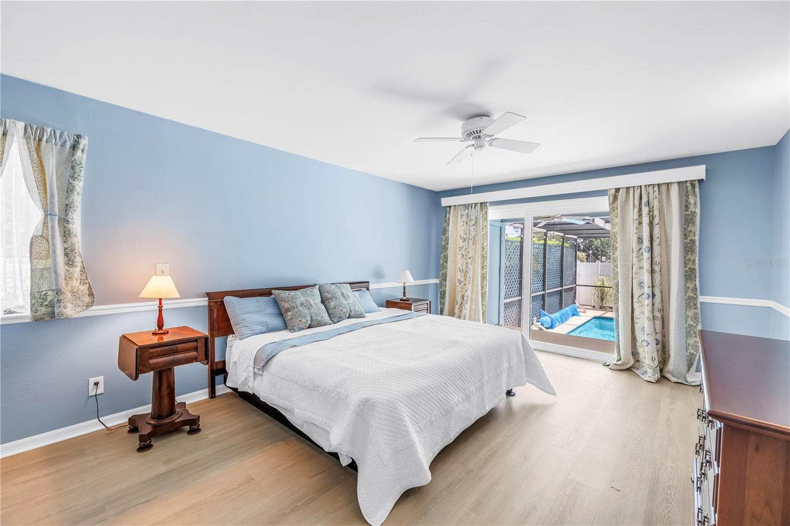 Main bedroom with slider to the pool & patio - 3000 HERON PL, CLEARWATER