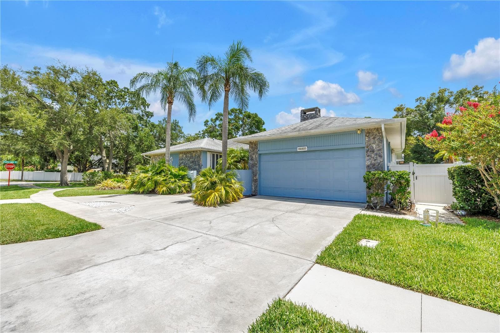 Oversized driveway with bonus circular for offstreet parking - 3000 HERON PL, CLEARWATER