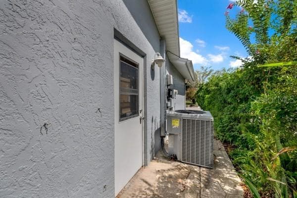 SIDE YARD WITH NEW A.C. - 133 STAFFORD CIR, PALM HARBOR