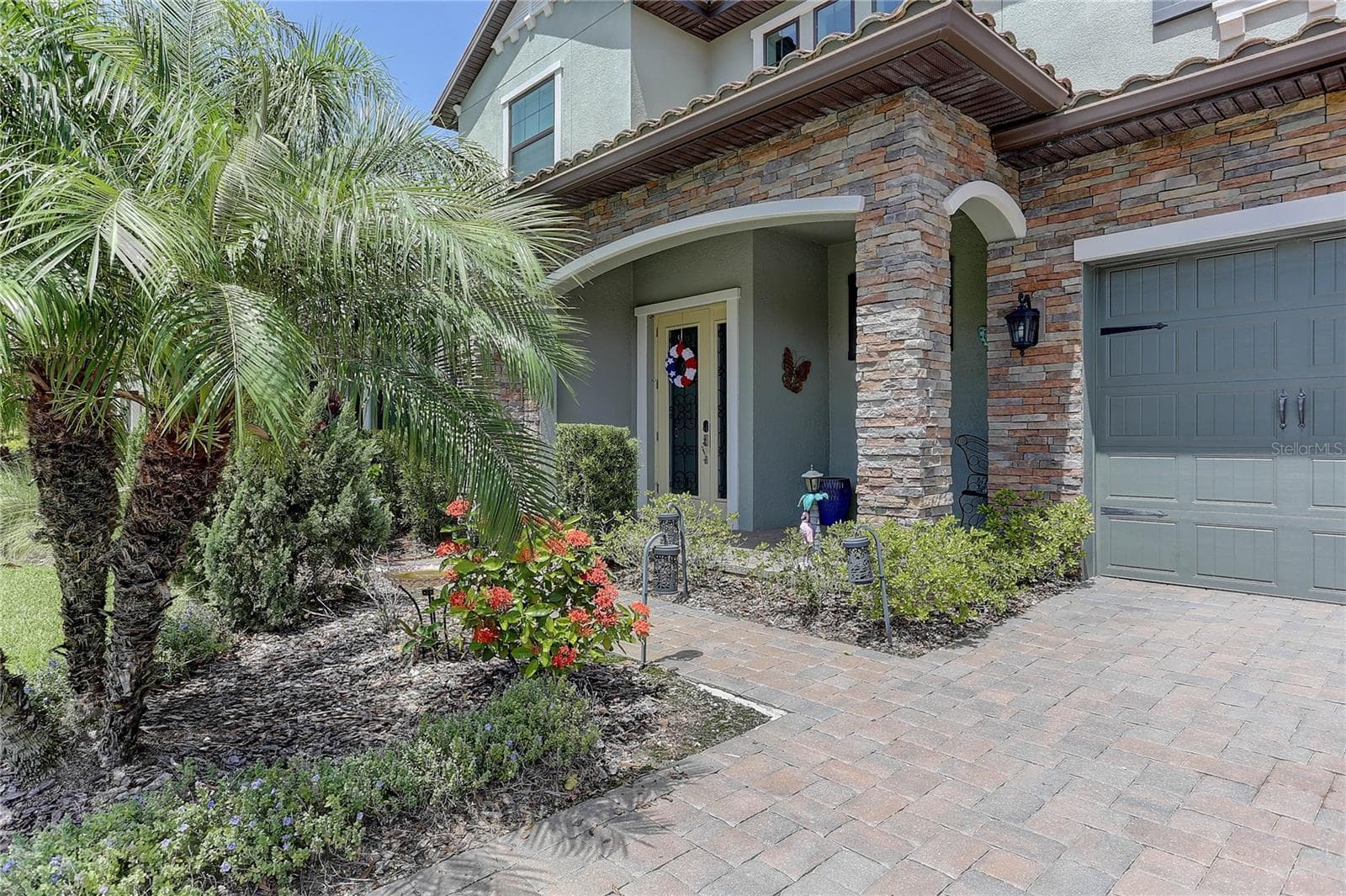 Front entry, pavers, landscaping - 18014 WOODLAND VIEW DR, LUTZ